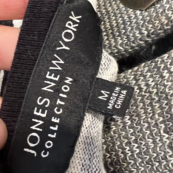 JONES NEW YORK casual chic sweater vest. - Picture 3 of 4